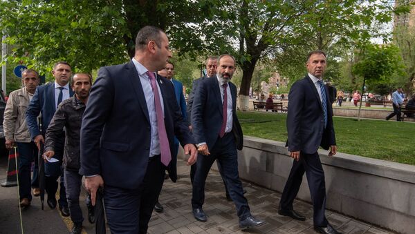 Премьер-министр Армении Никол Пашинян на пути от Дома правительства в министерство Экономики (15 мая 2018). Еревaн - Sputnik Армения