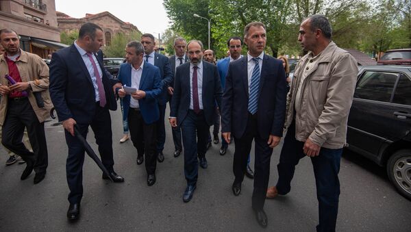 Премьер-министр Армении Никол Пашинян на пути от Дома правительства в министерство Экономики (15 мая 2018). Еревaн - Sputnik Армения