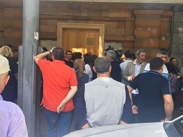 Митингующие у резиденции главы правительства Армении (16 мая 2018). Еревaн Митингующие у резиденции главы правительства Армении (16 мая 2018). Еревaн - Sputnik Արմենիա