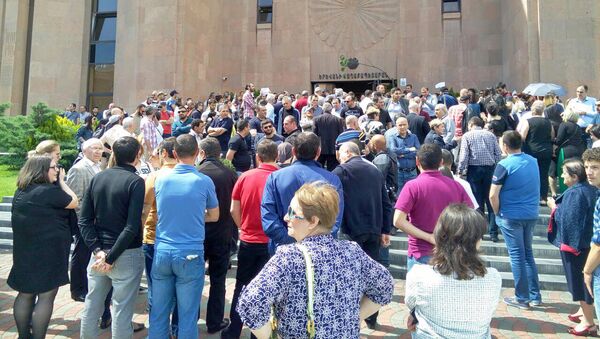 Митингующие перед зданием мэрии столицы (16 мая 2018). Еревaн - Sputnik Армения