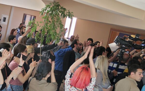 Активисты в мэрии столицы (16 мая 2018). Ереван - Sputnik Армения