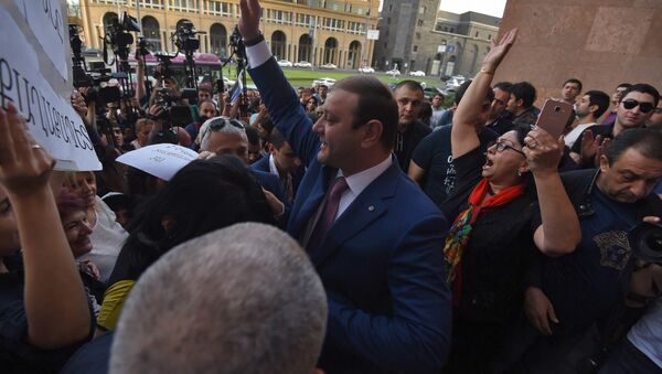 Mэр Еревана Тарон Маркарян в окружении сторонников перед зданием городской администрации (16 мая 2018). Ереван - Sputnik Армения