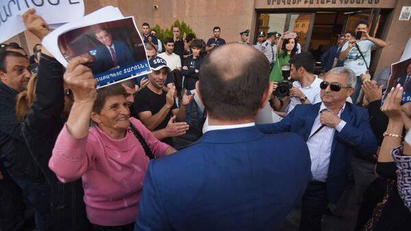 Mэр Еревана Тарон Маргарян в окружении сторонников перед зданием городской администрации (16 мая 2018). Ереван - Sputnik Արմենիա