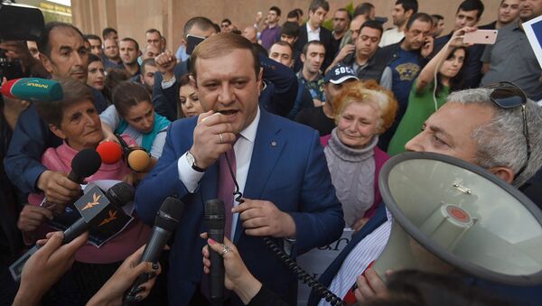 Mэр Еревана Тарон Маргарян пообщался с журналистами перед зданием городской администрации (16 мая 2018). Ереван - Sputnik Армения