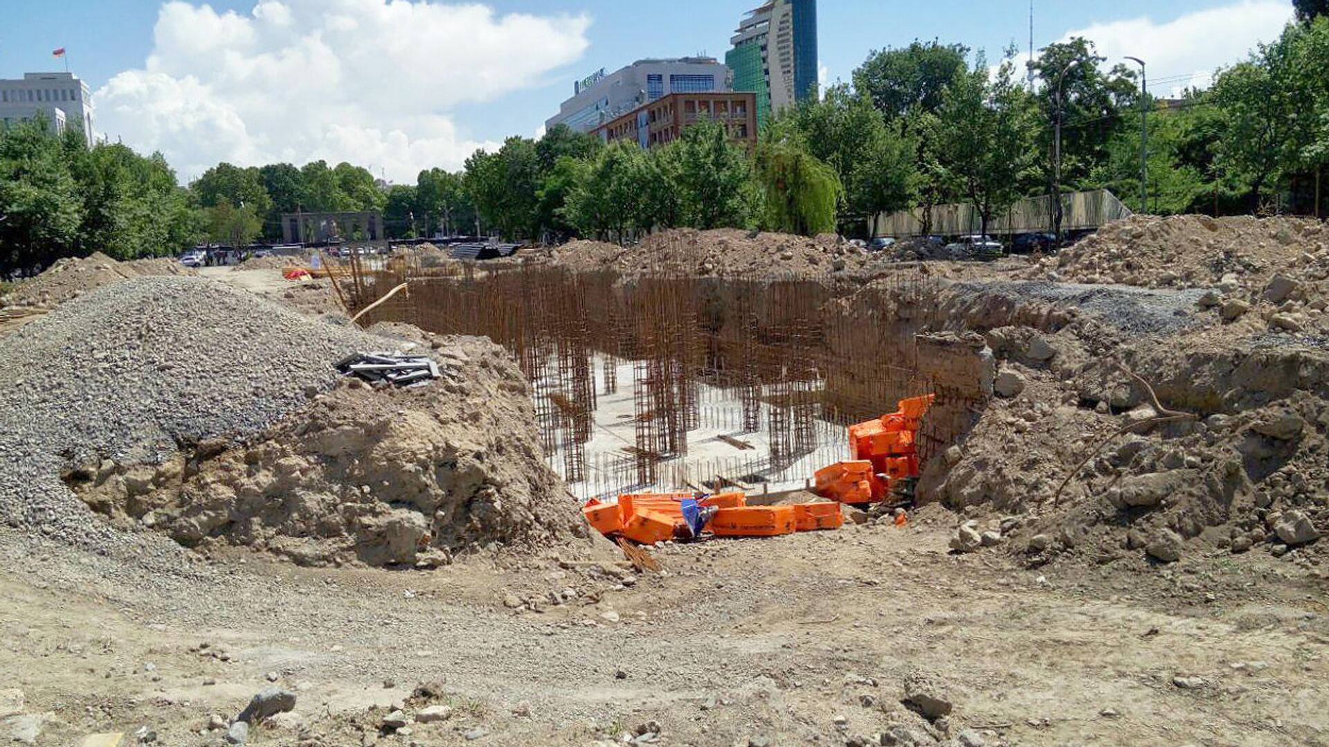Строительные работы на месте будущего парка 2800-летия Еревана (17 мая 2018). Еревaн - Sputnik Արմենիա, 1920, 30.11.2021