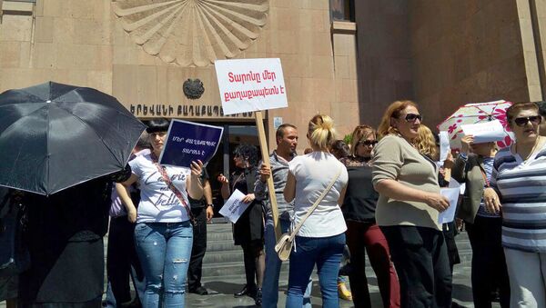 Сторонники действующего мэра Тарона Маркаряна перед зданием городской администрации (17 мая 2018). Еревaн - Sputnik Արմենիա