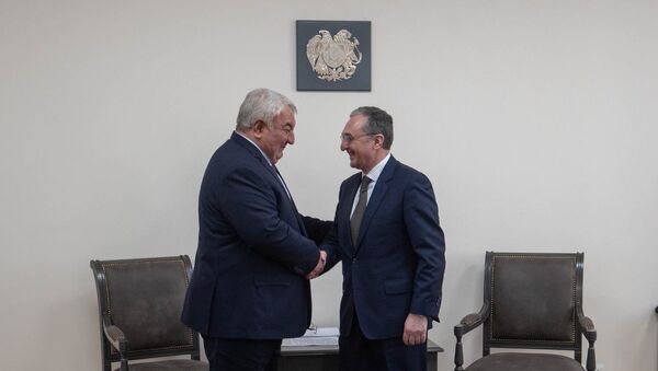Министр иностранных дел Армении Зограб Мнацаканян и Генеральный секретарь ОДКБ Юрий Хачатуров - Sputnik Արմենիա