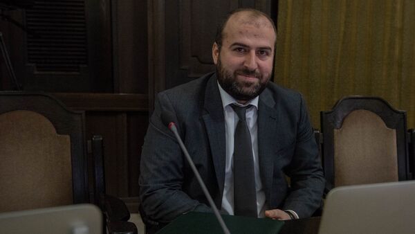 Министр охраны природы Армении Эрик Григорян на заседании правительства (17 мая 2018). Еревaн - Sputnik Արմենիա