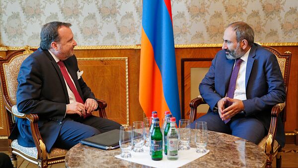 Премьер-министр Армении Никол Пашинян принял чрезвычайного и полномочного посла США в Армении Ричарда Милса (18 мая 2018). Еревaн - Sputnik Արմենիա