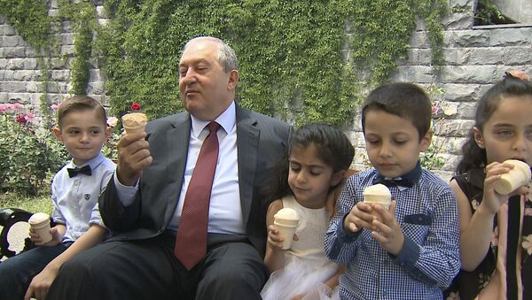 ՀՀ նախագահը մանուկների հետ պաղպաղակ է վայելում իր նստավայրում - Sputnik Արմենիա