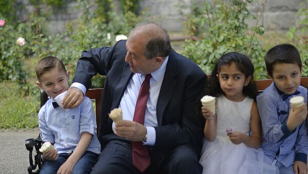 Президент Армении Армен Саркисян принял детей (18 мая 2018). Ереван  - Sputnik Армения