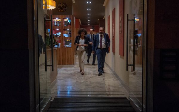 Премьер-министр Армении Никол Пашинян с супругой Анной Акопян в столичном кафе (18 мая 2018). Еревaн - Sputnik Армения