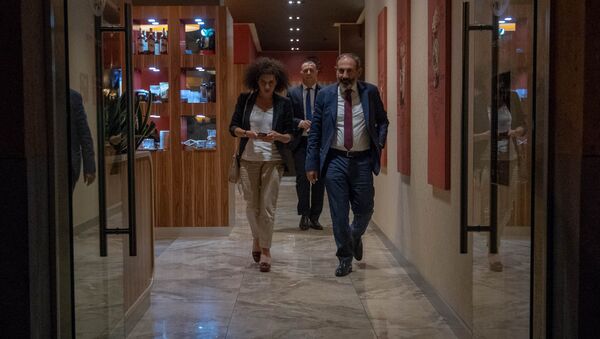 Премьер-министр Армении Никол Пашинян с супругой Анной Акопян в столичном кафе (18 мая 2018). Еревaн - Sputnik Армения