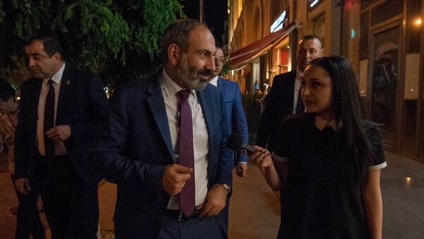 Премьер-министр Армении Никол Пашинян в столичном кафе (18 мая 2018). Еревaн - Sputnik Արմենիա
