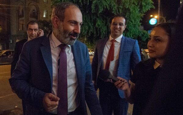 Премьер-министр Армении Никол Пашинян в столичном кафе (18 мая 2018). Еревaн - Sputnik Армения