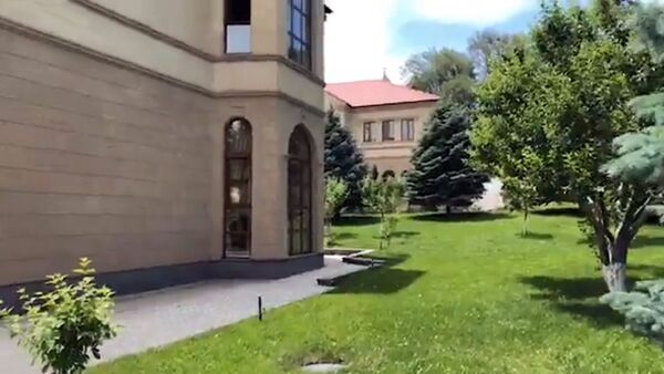 Соседнее здание с правительственным особняком премьер-министра Армении Никола Пашиняна - Sputnik Արմենիա