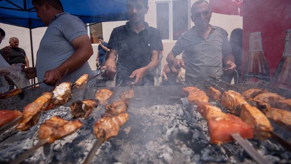 Посетители фестиваля толмы могли попробовать также другие блюда: например шашлык (20 мая 2018). Село Хнаберд, Араратская область - Sputnik Արմենիա