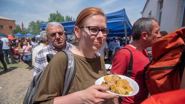 Фестиваль толмы посетили также туристы (20 мая 2018). Село Хнаберд, Араратская область - Sputnik Армения