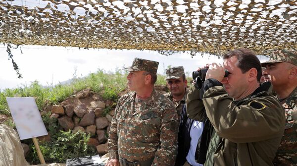 Министр обороны Армении Давид Тоноян на армяно-азербайджанской границе - Sputnik Армения