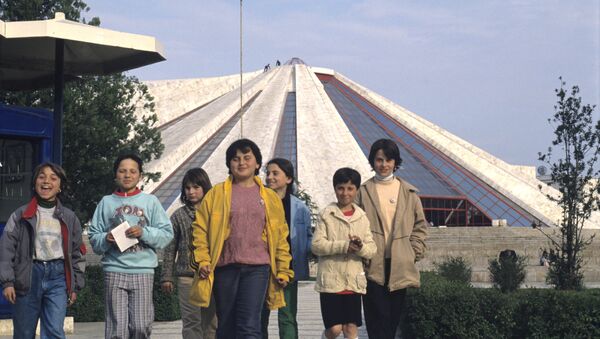 Дети рядом со зданием Международного культурного центра. - Sputnik Արմենիա