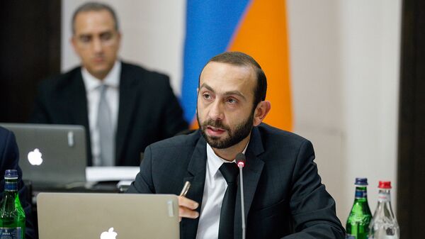 Первый вице-премьер Арарат Мирзоян на внеочередном заседании правительства Армении (22 мая 2018). Еревaн - Sputnik Армения
