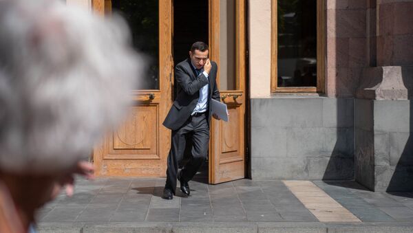 Министр Диаспоры Мхитар Айрапетян возле Дома правительства после внеочередного заседания (22 мая 2018). Еревaн - Sputnik Армения