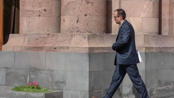Министр здравоохранения Армении Арсен Торосян возле Дома правительства после внеочередного заседания (22 мая 2018). Еревaн - Sputnik Արմենիա