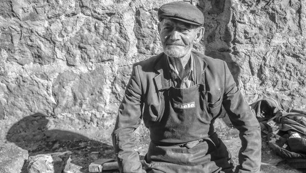 Дедушке Шаварш из села Мовсес 89 лет. Живу я хорошо, только беспокоюсь очень, когда стреляют по нашим селам, за наших детей - Sputnik Армения