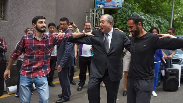 Президент Армении Армен Саркисян танцует вместе с протестующими против экплуатации Амулсарского золоторудного месторождения (23 мая 2018). Еревaн - Sputnik Արմենիա