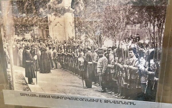 Католикос всех армян Саак II Хапаян благословляет солдатов (1918 год). Национальный архив Армении Католикос всех армян Саак II Хапаян благословляет солдатов (1918 год). Национальный архив Армении - Sputnik Армения