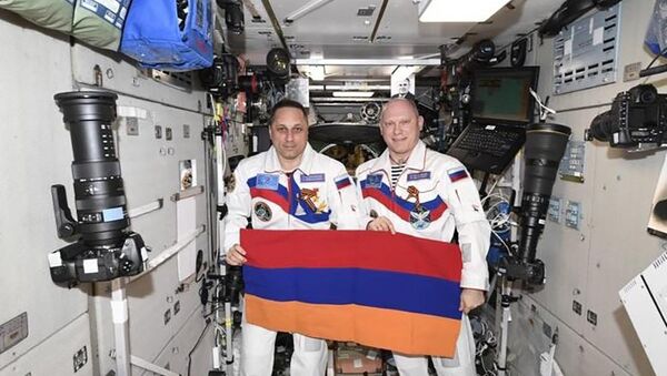 Флаги Армении и Еревана развернуты на борту МКС по случаю 100-летия Первой Армянской Республики и 2800-летия Еревана - Sputnik Армения