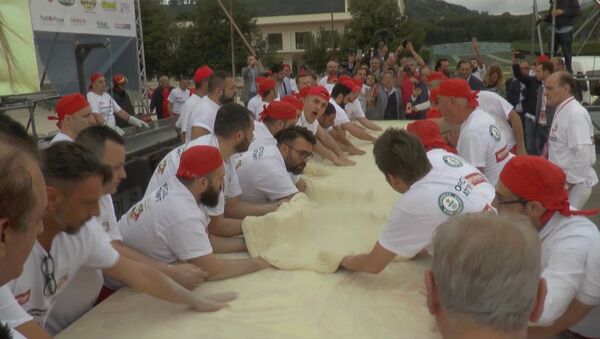 Самую длинную жареную пиццу приготовили в Неаполе - Sputnik Արմենիա
