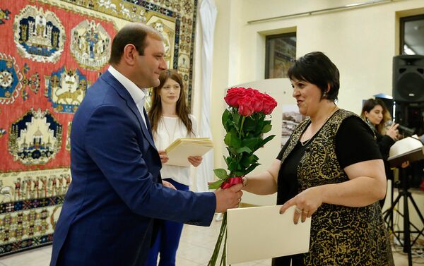 Церемония передачи ковра Ереван 2800 музею истории Еревана (19 мая 2018). Еревaн Церемония передачи ковра Ереван 2800 музею истории Еревана (19 мая 2018). Еревaн - Sputnik Армения