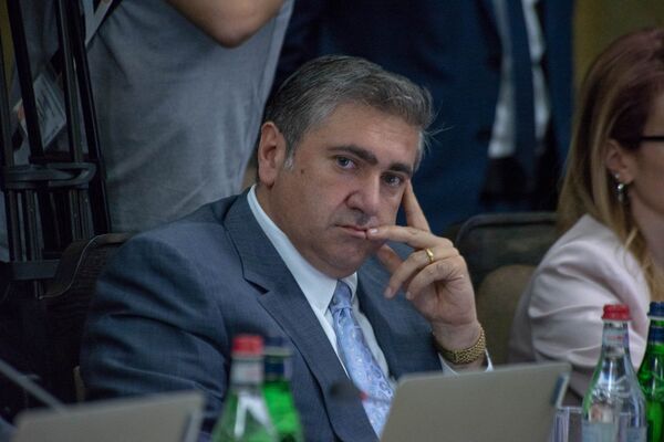 Министр сельского хозяйства Артур Хачатрян на заседании правительства Армении (24 мая 2018). Еревaн Министр сельского хозяйства Артур Хачатрян на заседании правительства Армении (24 мая 2018). Еревaн - Sputnik Армения