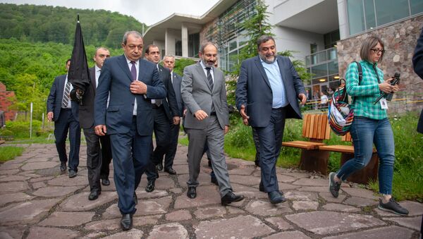 Премьер-министр Армении Никол Пашинян и российский предприниматель Рубен Варданян. (26 мая 2018). Дилижан - Sputnik Армения