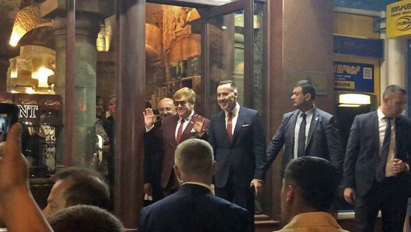 Элтон Джон после ужина с Президентом Арменом Саркисяном и премьер-министром Николом Пашиняном - Sputnik Армения