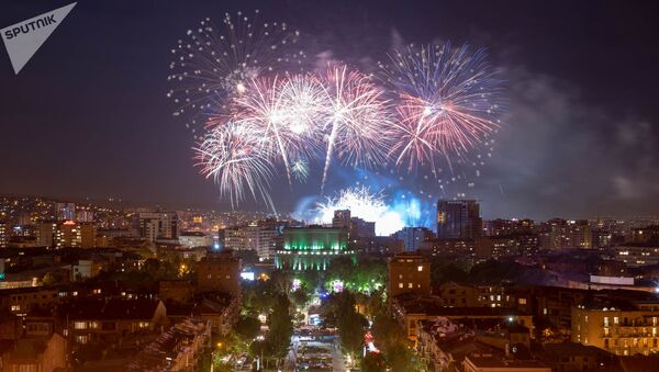 Салют в день 100-летия провозглашения Первой Республики и Победы в Сардарапатском сражении (28 мая 2018). Еревaн - Sputnik Армения