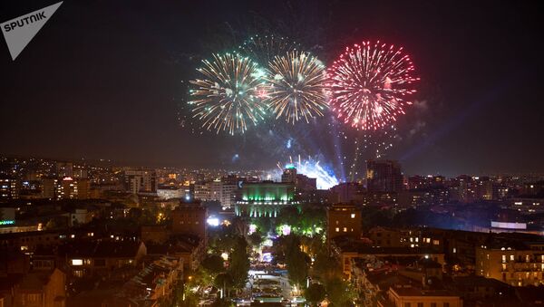 Лазерное шоу и праздничный салют, приуроченный к 100-летию провозглашения Первой Республики (28 мая 2018). Еревaн - Sputnik Արմենիա