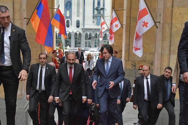 Հայաստանի վարչապետ Նիկոլ Փաշինյանը հանդիպել է Վրաստանի խորհրդարանի խոսնակ Իրակլի Կոբախիձեի հետ (2018թ–ի մայիսի 30)։ Թբիլիսի Հայաստանի վարչապետ Նիկոլ Փաշինյանը հանդիպել է Վրաստանի խորհրդարանի խոսնակ Իրակլի Կոբախիձեի հետ (2018թ–ի մայիսի 30)։ Թբիլիսի - Sputnik Արմենիա