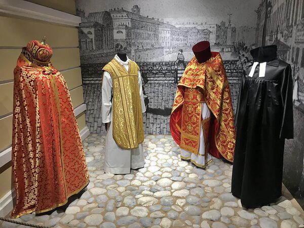 Одеяния священнослужителей (первое слева - одежда армянского священника) в мультимедийном историческом парке Россия - моя история, Санкт-Петербург Одеяния священнослужителей (первое слева - одежда армянского священника) в мультимедийном историческом парке Россия - моя история, Санкт-Петербург - Sputnik Армения