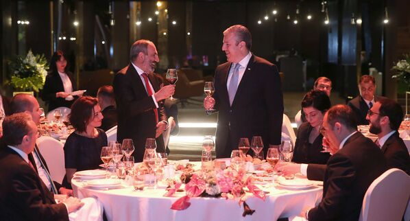 Վրաստանի վարչապետ Գեորգի Կվիրիկաշվիլին հայկական պատվիրակությանը` ՀՀ վարչապետ Նիկոլ Փաշինյանի գլխավորությամբ, հրավիրել է պաշտոնական ընթրիքի (2018թ–ի մայիսի 30)։ Թբիլիսի Վրաստանի վարչապետ Գեորգի Կվիրիկաշվիլին հայկական պատվիրակությանը` ՀՀ վարչապետ Նիկոլ Փաշինյանի գլխավորությամբ, հրավիրել է պաշտոնական ընթրիքի (2018թ–ի մայիսի 30)։ Թբիլիսի - Sputnik Արմենիա