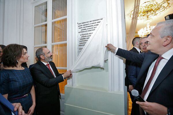Հայաստանի առաջին Հանրապետության հռչակման 100-ամյակին նվիրված հուշատախտակի բացումը Վրաստանի սովորող երիտասարդության Ազգային պալատի Հայելապատ դահլիճում (2018թ–ի մայիսի 30)։ Թբիլիսի Հայաստանի առաջին Հանրապետության հռչակման 100-ամյակին նվիրված հուշատախտակի բացումը Վրաստանի սովորող երիտասարդության Ազգային պալատի Հայելապատ դահլիճում (2018թ–ի մայիսի 30)։ Թբիլիսի - Sputnik Արմենիա