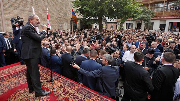 Премьер-министр Армении Никол Пашинян встретился с общиной армян Грузии (30 мая 2018). Тбилиси - Sputnik Արմենիա