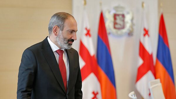 Премьер-министр Армении Никол Пашинян во время встречи со спикером парламента Грузии Ираклием Кобахидзе (30 мая 2018). Тбилиси - Sputnik Армения