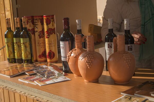 Ярмарка-дегустация вина в центре Ереване - Sputnik Армения