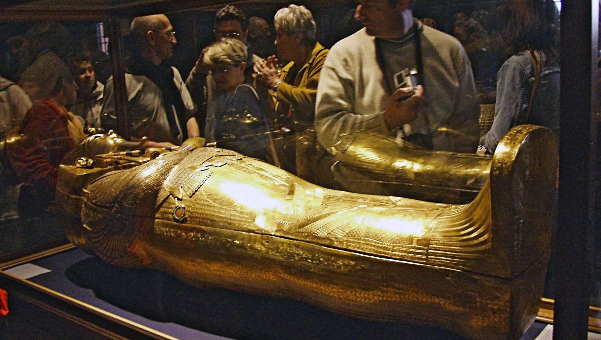 В каком музее лежит. Золотой саркофаг Египетский музей. Золотой саркофаг гробницы Тутанхамона. Тутанхамона церемониальный кинжал. Саркофаг Тутанхамона.