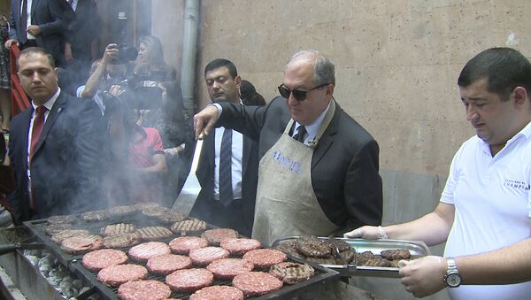 Президент Армении Армен Саркисян готовит гамбургеры и общается с детьми - Sputnik Армения