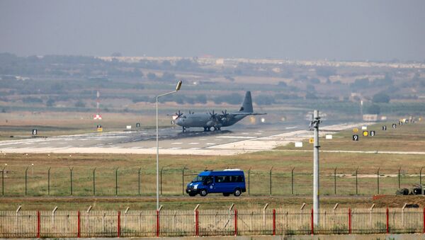 Военный самолет Hercules C-130 на взлетно-посадочной полосе авиабазы Инджирлик (28 июля 2015). Окрестности города Адана, Турция - Sputnik Армения