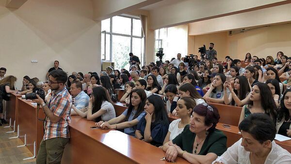 Супруга премьер-министра Анна Акопян на встрече со студентами (4 июня 2018). Еревaн - Sputnik Արմենիա