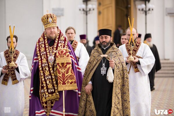 Епископ Златоустовского и Саткинского Викентий и настоятель храма святого Иоанна Предтечи ААЦ в Екатеринбурге Тер Аристакес Епископ Златоустовского и Саткинского Викентий и настоятель храма святого Иоанна Предтечи ААЦ в Екатеринбурге Тер Аристакес - Sputnik Արմենիա